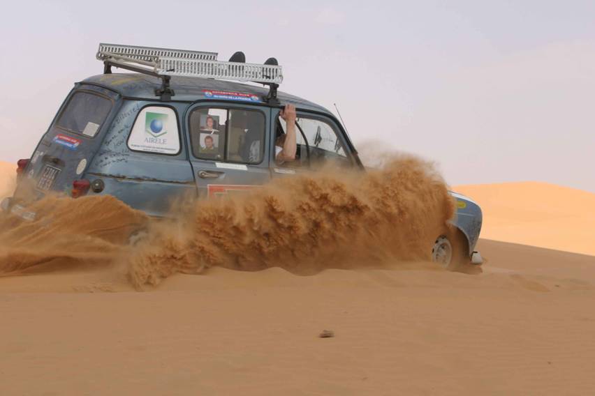 Voiture dans le sable